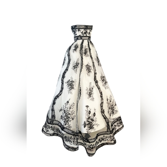 *$8,900 OSCAR DE LA RENTA WHITE BLACK EMBROIDERED RUNWAY GOWN US S - Picture 3 of 14